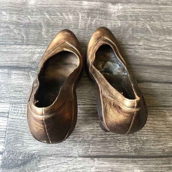 2/$20 BCBGirls Bronze Round Toe Pump, 5.5 - Picture 7 of 8